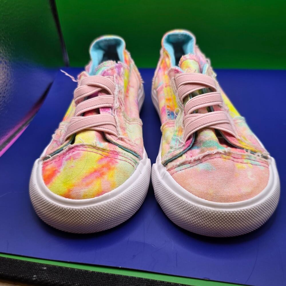 Big kids size 8 pre-loved pastel rainbow colored no tie Blowfish Malibu shoe